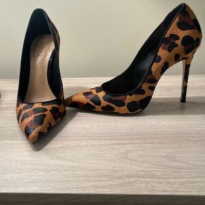Leopard print Schutz pump